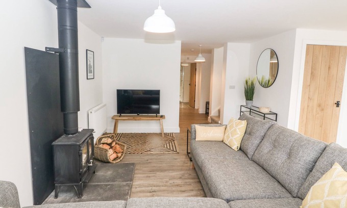 Caergeiliog Cottage | 5 CLEIFIOG FAWR, pet friendly, luxury holiday cottage in Valley