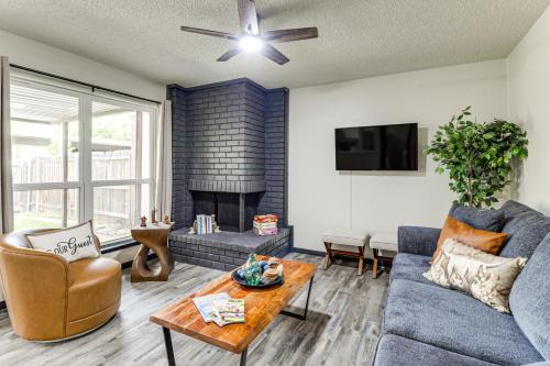 West Arlington House | 5 Mi to ATandT Stadium Townhome with Community Pools!
