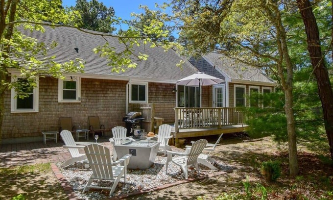 South Chatham House | 5-Mins to Forest Beach Dog Friendly!