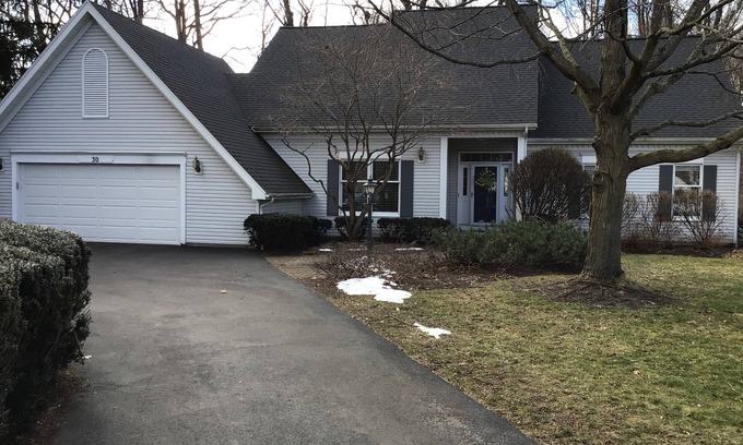 Pittsford House | 5 Minute walk to the Erie Canal with a perfect location to view the eclipse.