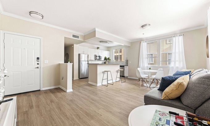 Valencia Apartment | 5 minutes from six flags , close to shopping center 2 beds 2 bath private