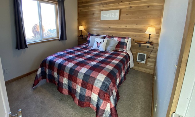 Burns Cottage | 5 minutes from town, lots of space for pets to run, quiet and private!