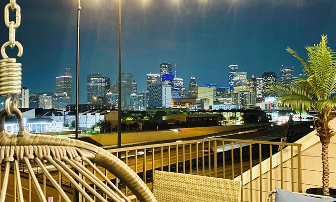 South Central Houston House | 5 minutes to Downtown with GARAGE Gated 1.9 miles from George R Brown!