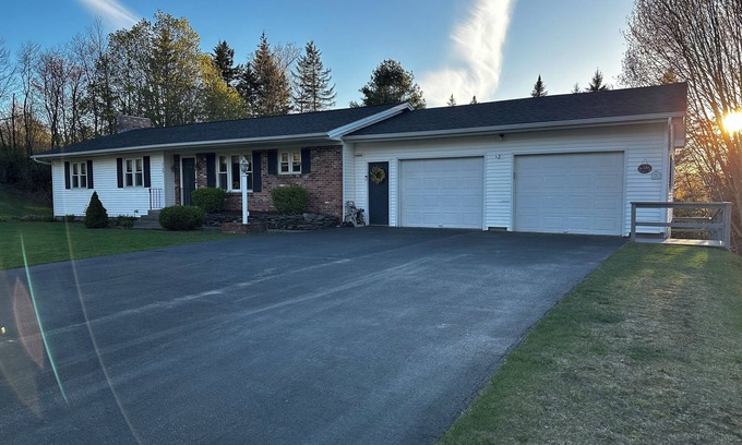 Lyndon Apartment | 5 minutes to well known mountain bike venue n“Kingdom Trails”.