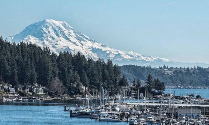 Gig Harbor House | 5 STAR Modern Bungalow in the heart of Downtown