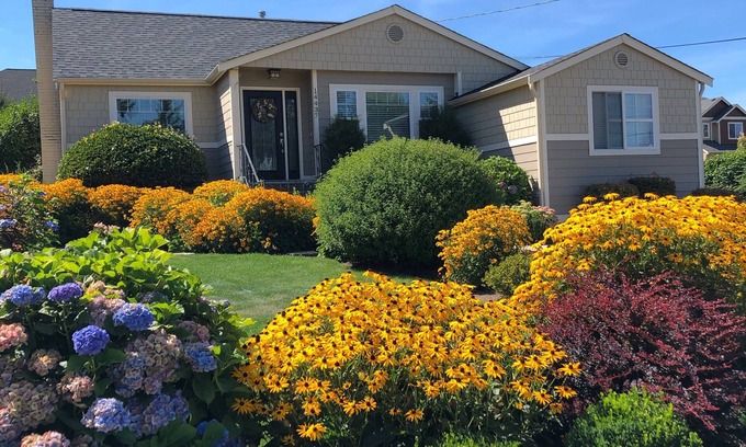 Tukwila House | 5 star reviews.Lovely and Convenient. Discounts at 7, 14, 30 days!