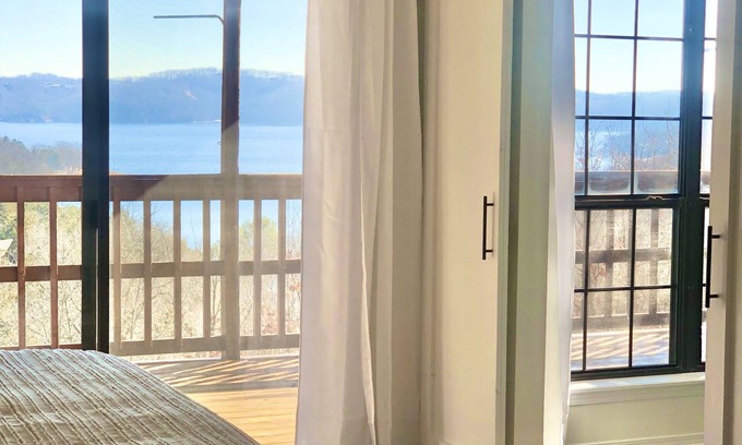 Lost Bridge Village House | 5 Star Views of Beaver Lake! Newly remodeled 4 Bdr, 2 master en-suite Huge Deck