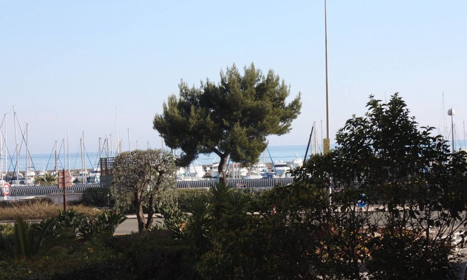 Saint-Laurent-du-Var Apartment | 50 m from the sea, calm and bright flat with large terrace, secured garage