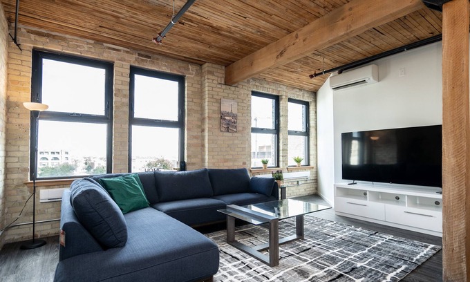 Winnipeg Condo | (501) Exchange District + Hi-End 2 Bdr+Fast WiFi (139)