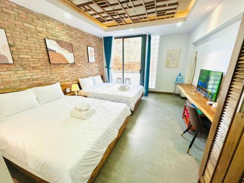 Ninh Kieu Apartment | 505MSNK Luxe Twin Studio I Balcony & Kitchen