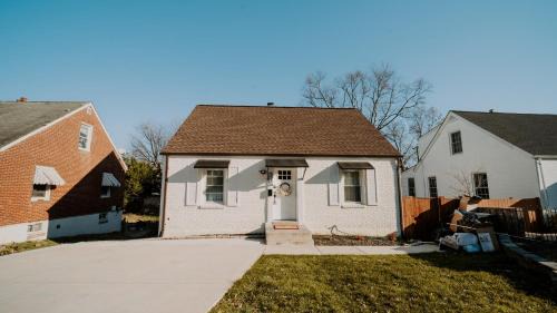 Falls Church House | 5BR & 4BA Lovely House with Beautiful Backyard in VA