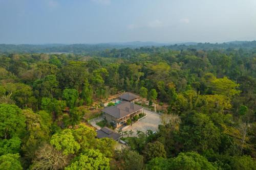 Virajpet Villa | 5BR Coffee & Mist Luxury Villa - Comp Breakfast, Pvt Pool, and Big Coffee Estate