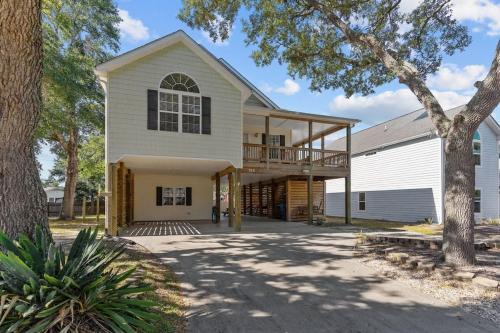 Tranquil Harbour House | 5min to Attractions Shops & Beach and Yard Games