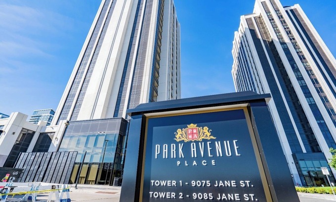 Vaughan Condo | 5min walk to Vaughan mill’s mall and many restaurants.5 min drive to wanderland.