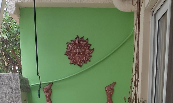 Varkiza Apartment | 5minutes from the sea,the small green house in the garden