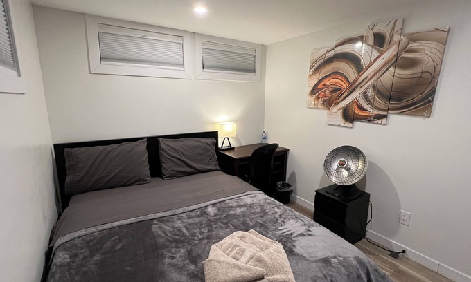 Winnipeg Bed & Breakfast | #6 (5 STAR ROOM) Safe/California {5kms 4m Airport}