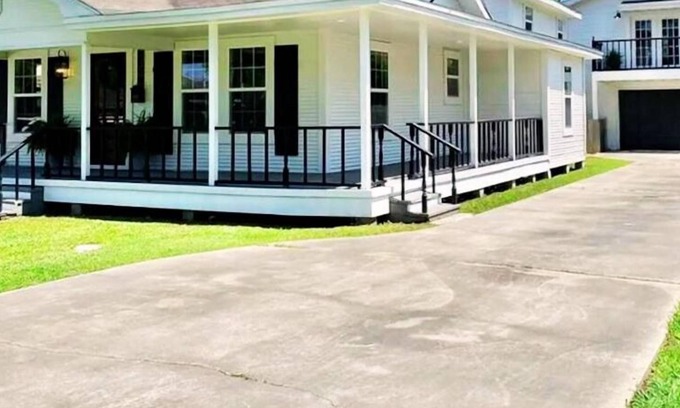 Groves House | 6 BRs Spacious Charming House, Great Neighborhood