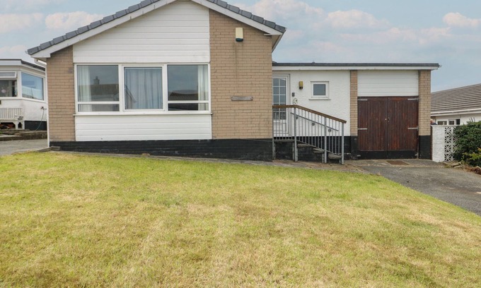 Cemaes Bay Cottage | 6 GWELFOR ESTATE, pet friendly, country holiday cottage in Cemaes Bay