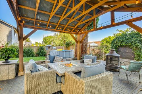 Central Oregon House | 6 Mi to Autzen Stadium Family Home with Hot Tub!