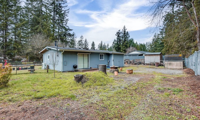 Auburn House | 6 Mi to Lake Meridian Park: Auburn Home w/Yard