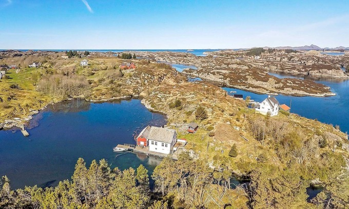 Gulen Municipality House | 6 person holiday home in byrknesøy-By Traum