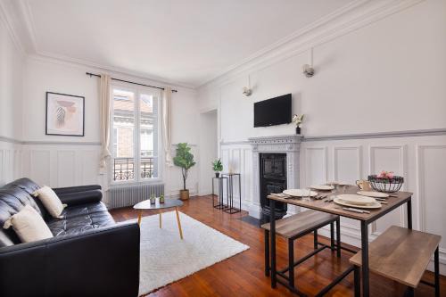 Clichy Apartment | 63 m2 Apartment Parisian charm ideal for work and relaxation