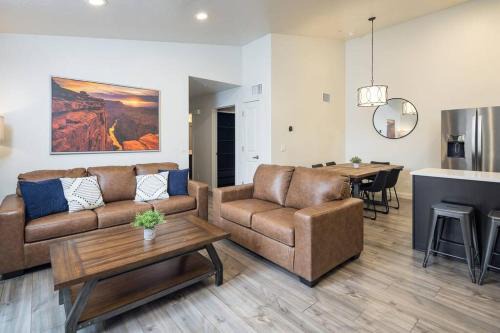 Moab South Valley Apartment | 6K Top Floor Moab RedCliff Condo, POOL & HOT TUB