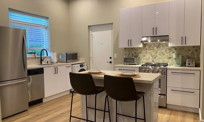 Torrey Highlands Apartment | 7-Mile to Del Mar Beach, Private Studio, AC, Full Kitchen, In-Unit Washer/Dryer