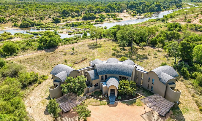 Belfast Villa | 7 mins to Kruger National Park. Secure, luxury family villa overlooking the Park