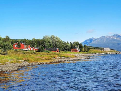 Lenvik House | 7 person holiday home in Rossfjordstraumen