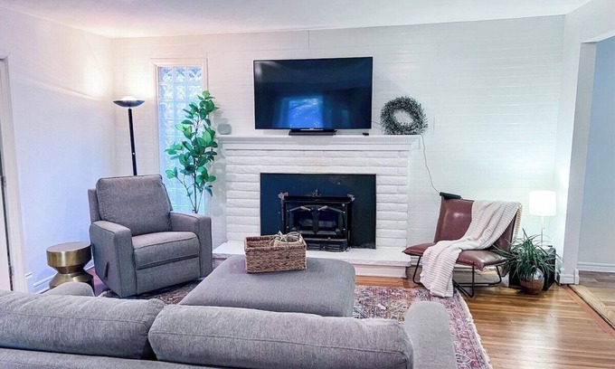 Kirkland House | 7406 2-bed · Convenient & Cozy Kirkland 2-bed Fenced Yard+Deck