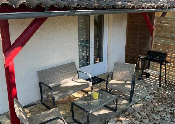 Saint-Aubin-de-Nabirat House | 8-Gîte 5 personnes avec piscine