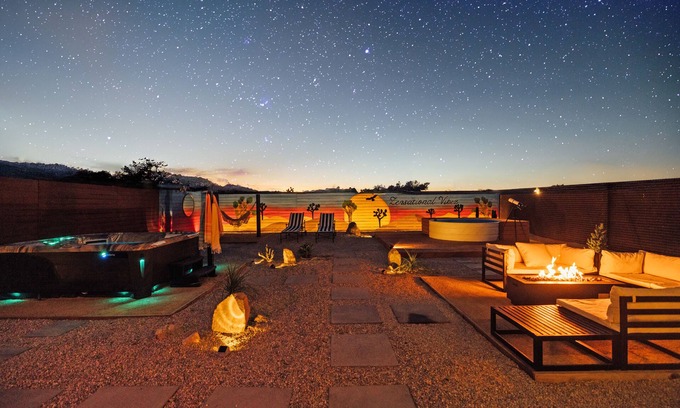 Joshua Tree House | 8mins JT Natl Park, 2mins dwtn Pool Hot Tub Sauna