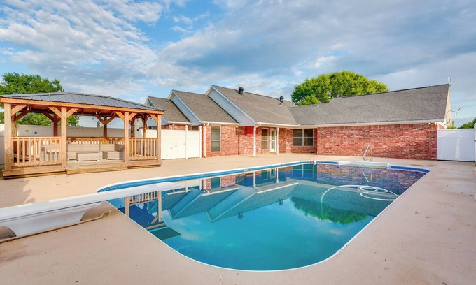 Calera House | 9 Mi to Lake Texoma: Calera Escape w/Gazebo!
