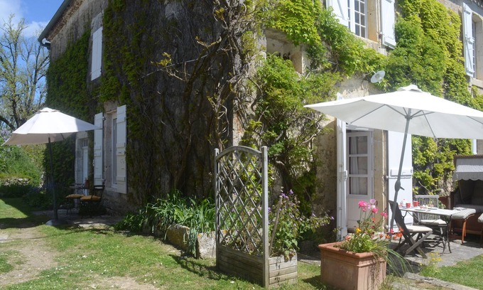 Serignac Apartment | 90m2 first floor appt in historic estate