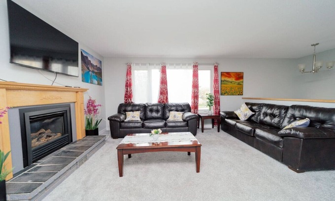 St. Albert House | A 2BR Home away from home!