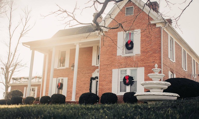 Shawanee House | A beautiful colonial house with breathtaking views of the Cumberland Gap Mnts!
