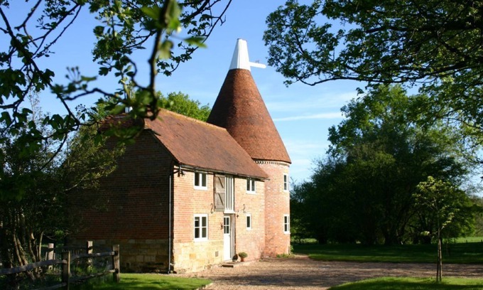 Wadhurst Cottage | A beautiful detached oast house with two bedrooms and two bathrooms situated within easy reach of lo
