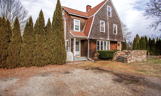 Wakefield-Peacedale House | A/C, Sleeps 12 Short Drive to Beach