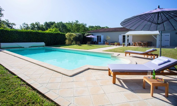 Sainte-Colombe-de-Villeneuve House | A beautiful gite in southern France with stylish decor and manicured grounds