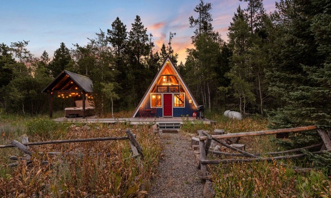 Last Chance House | A-Frame - Hot Tub - Arcade - 35 min to Yellowstone