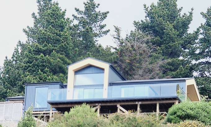 Nelson House | A gorgeous mix of sea, rural and urban views await at Hilltop Haven