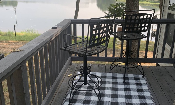 Gerald House | A Great Escape Lake Front Cottage on Waters Edge