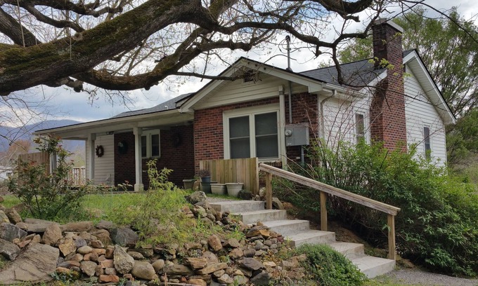 Swannanoa House | A haven in the mountains by the Swannanoa river