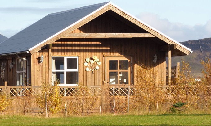 Hvalfjarðarsveit Cottage | A Lovely Cottage On The Banks Of Laxá River