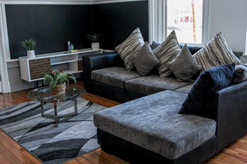 Newtonville Apartment | A Luxurious 5 star Location 2 QUEEN Bed’s TROY