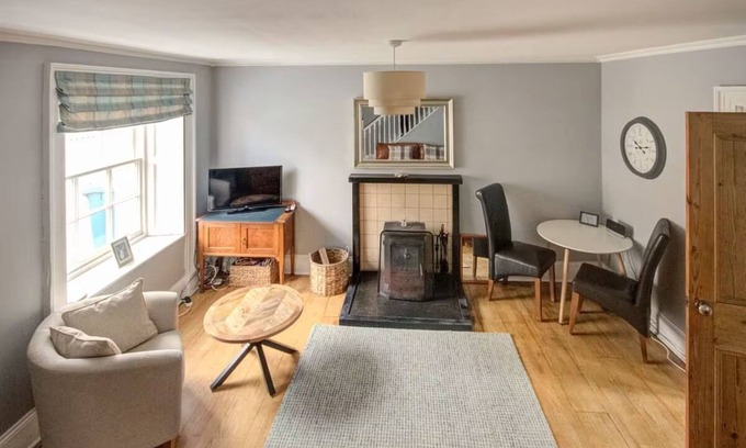 Golspie House | A quaint and quirky 1-bedroom cottage on the Main Street of the coastal village of Golspie.