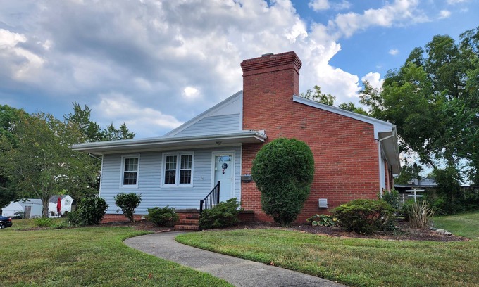 South Boston House | A roomy, comfortable home close to everything.