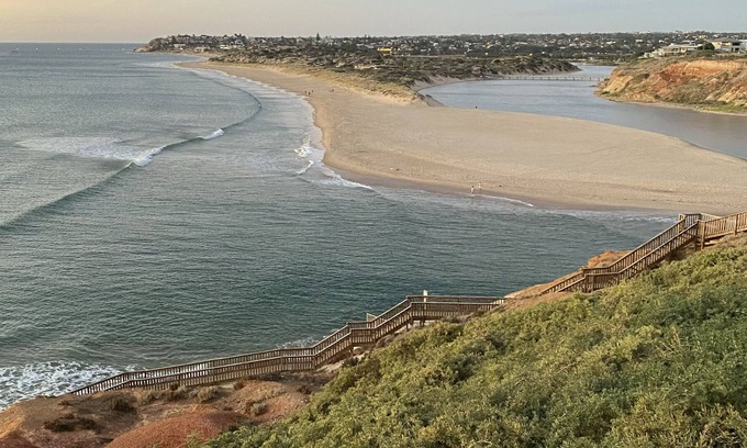 Port Noarlunga South House | A spacious house steps away from the beach close to McLaren Vale