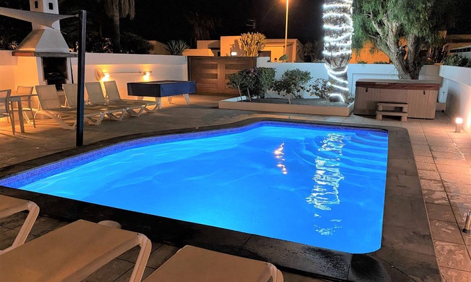 Puerto del Carmen Villa | A Stylish 4 Bed/4 Bath Villa In A Prime Location Close To The Sea, Hot Tub, WiFi